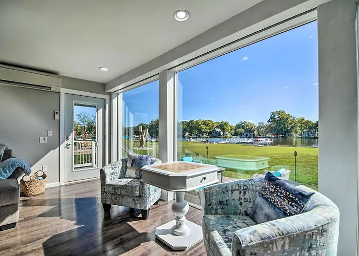 On Fox River: Modern Decor Style! * McHenry