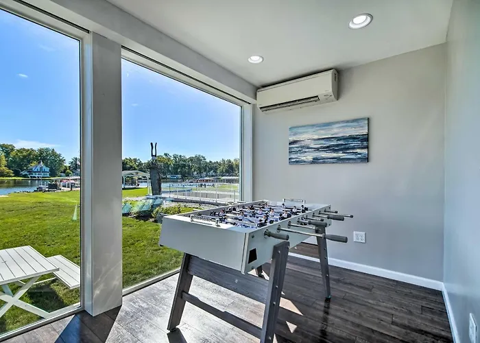 On Fox River: Modern Decor Style! McHenry