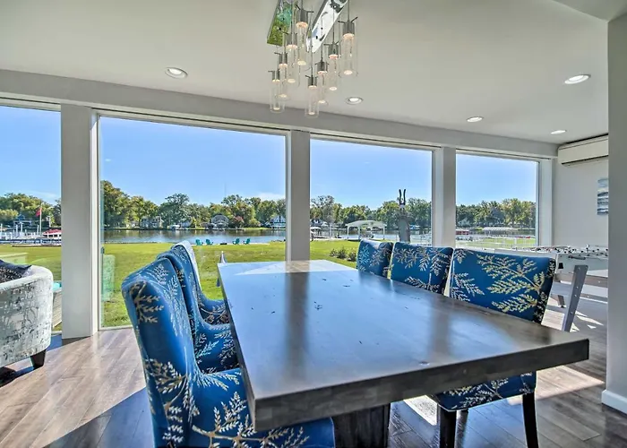 On Fox River: Modern Decor Style! * McHenry