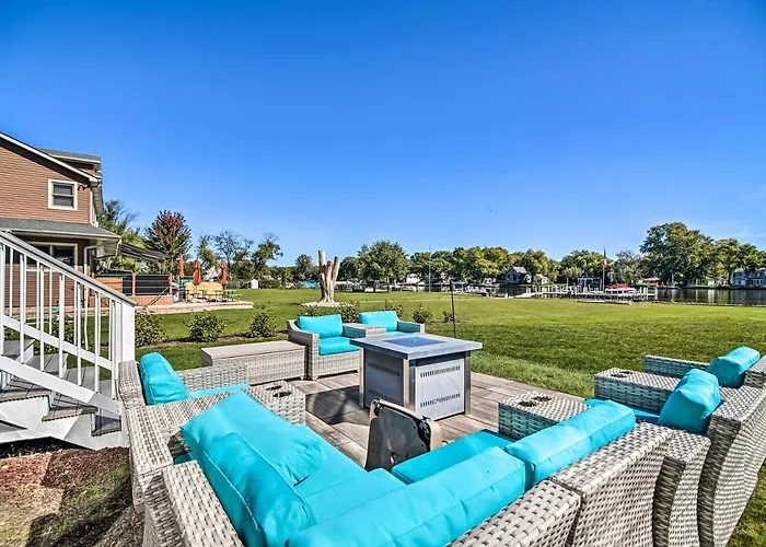 On Fox River: Modern Decor Style!