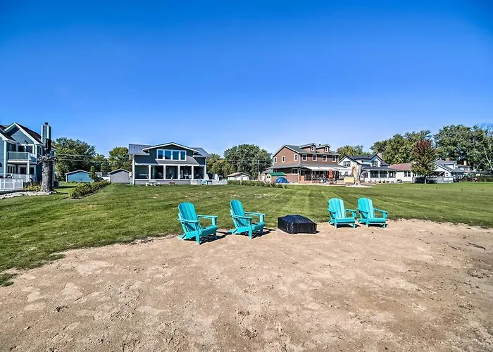 On Fox River: Modern Decor Style! McHenry