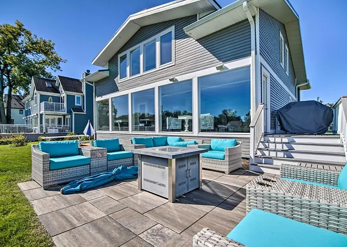 On Fox River: Modern Decor Style! McHenry
