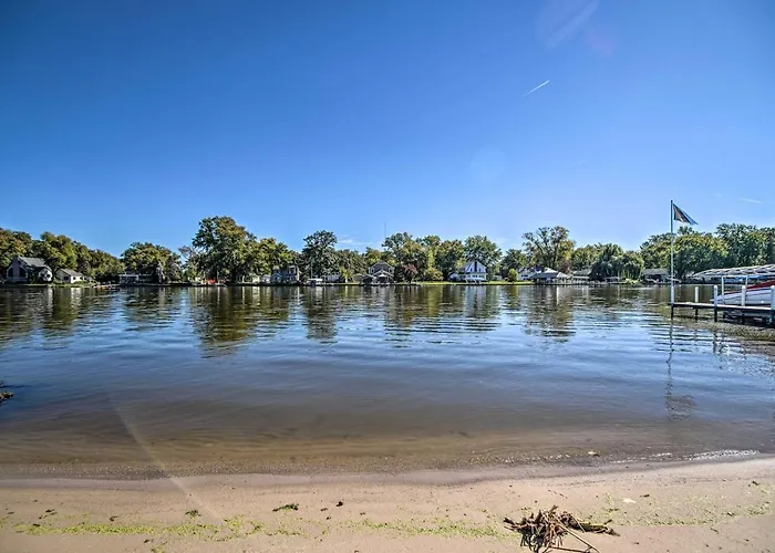 On Fox River: Modern Decor Style!