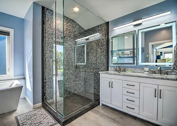 On Fox River: Modern Decor Style! * McHenry