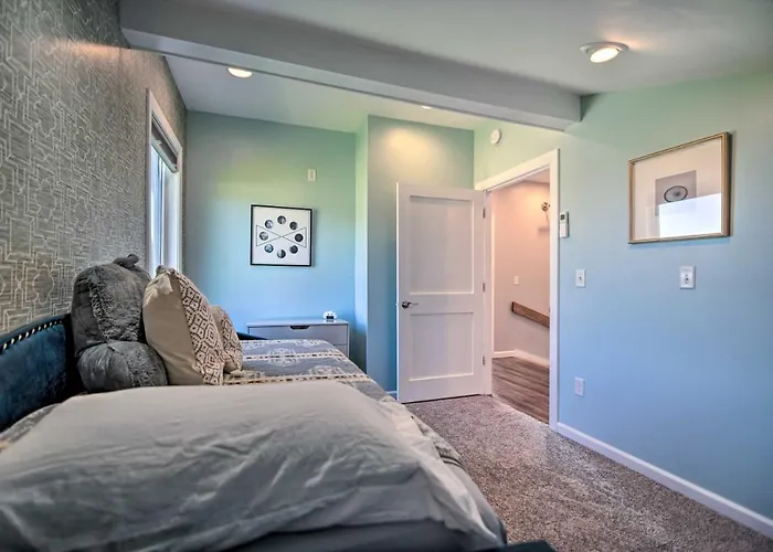 On Fox River: Modern Decor Style! * McHenry