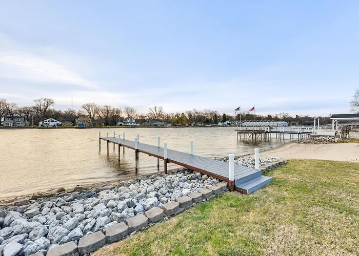 On Fox River: Modern Decor Style! *