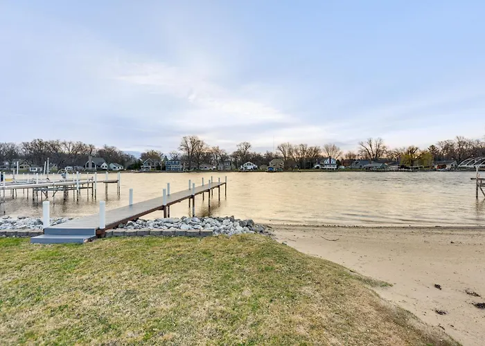 On Fox River: Modern Decor Style! McHenry